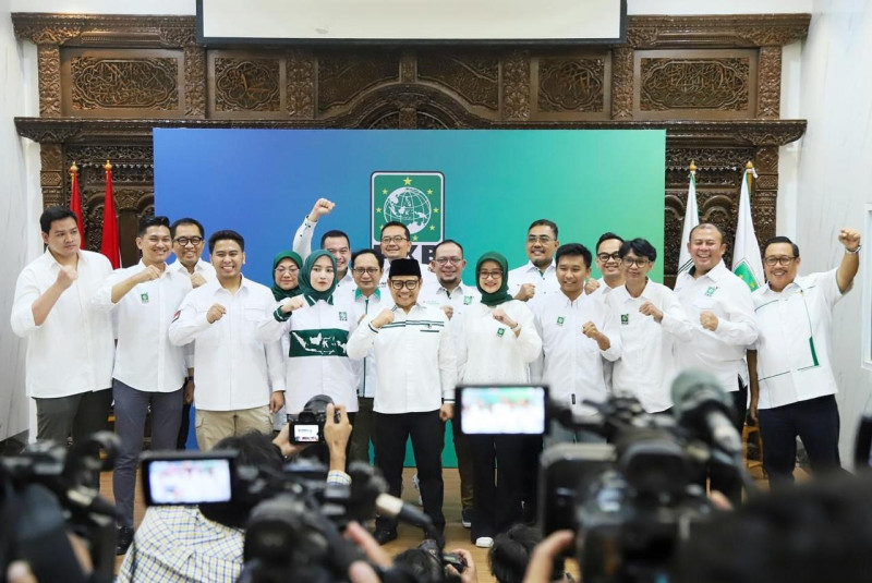 Ketum DPP PKB Cak Imin foto bersama usai mengumumkan secara resmi menunjuk tujuh anak muda menjadi pengurus harian DPP PKB