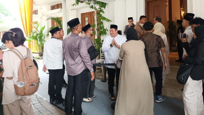Gubernur DKI Jakarta Pramono Anung menggelar open house Idul Fitri 1446 Hijiriah di rumah dinas kawasan Taman Suropati, Jakarta Pusat.