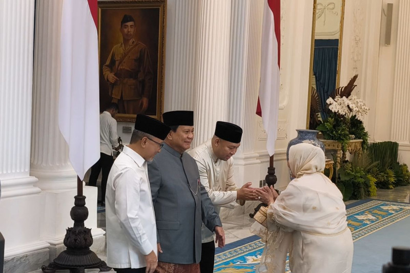 Presiden RI Prabowo Subianto anaknya, Ragowo Hediprasetyo Djojohadikusumo atau Didit Hediprasetyo saat open house di Istana Merdeka, Jakarta, Senin (31/3/2025)