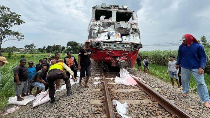 Kondisi lokomotif Kereta Api Kertanegara relasi Malang-Purwokerto seusai tertemper truk bermuatan pupuk di Kediri, Jawa Timur, Senin (10/3/2025)