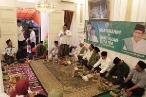 Ketua Dewan Syura DPC PKB Jaksel, Ust. Wawan Al Ganjuri memberikan rambutan