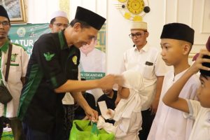 Salah satu pengurus Garda Bangsa memberikan santunan kepada salah satu anak yatim