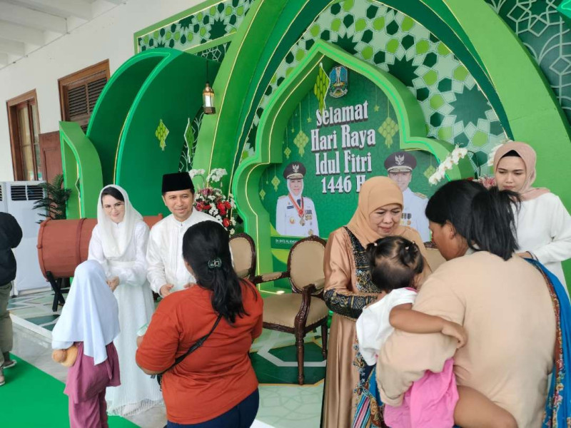 Gubernur Jawa Timur Khofifah Indar Parawansa menggelar open house di Gedung Negara Grahadi, Surabaya, Senin 31 Maret 2025.