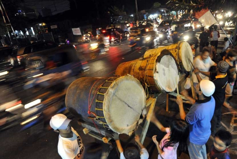 Sejumlah warga memukul bedug saat menyambut Hari Raya Idul Fitri di kawasan Kemayoran, Jakarta