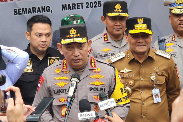 Kepala Kepolisian Negara Republik Indonesia (Kapolri) Jenderal Polisi Listyo Sigit Prabowo saat meninjau arus mudik di GT Kalikangkung Semarang
