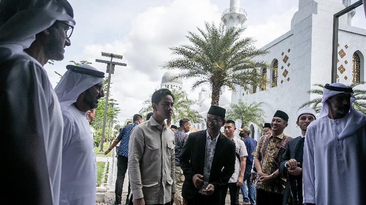 Wakil Presiden Gibran Rakabuming Raka (ketiga kiri) didampingi Direktur Operasional Masjid Sheikh Zayed Munajat (kelima kanan) berbincang dengan warga saat meninjau pembagian paket sembako di Masjid Raya Sheikh Zayed, Solo, Jawa Tengah, 1 April 2025.