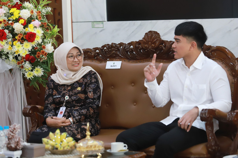 Bupati Kebumen Hj. Lilis Nuryani saat menerima kunjungan Ketua Umum PSI, Kaesang Pangarep di Komplek Pendopo Kabumian Kebumen, Kamis (10/4).