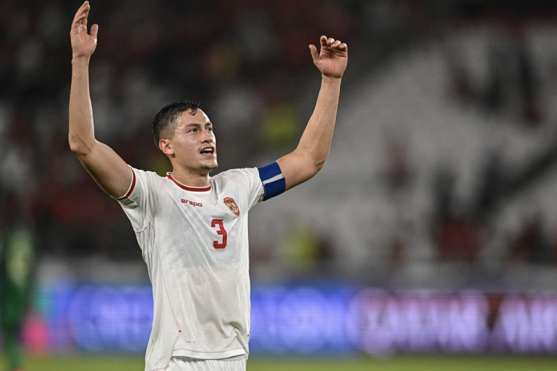 Pesepak bola Timnas Indonesia Jays Noah Idzes meluapkan kegembiraannya usai mengalahkan Timnas Arab Saudi pada pertandingan Grup C putaran ketiga Kualifikasi Piala Dunia 2026 Zona Asia di Stadion Utama Gelora Bung Karno, Senayan, Jakarta.