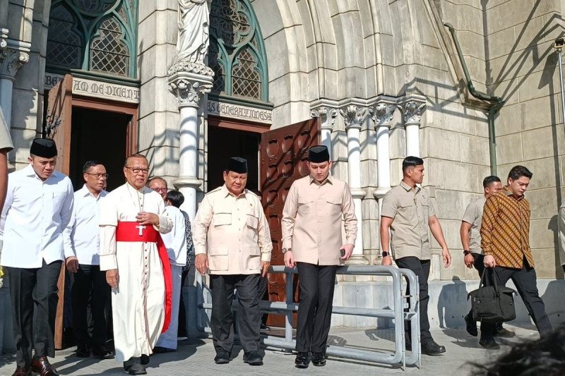 Prabowo Melayat Emeritus Petrus Turang di Gereja Katedral