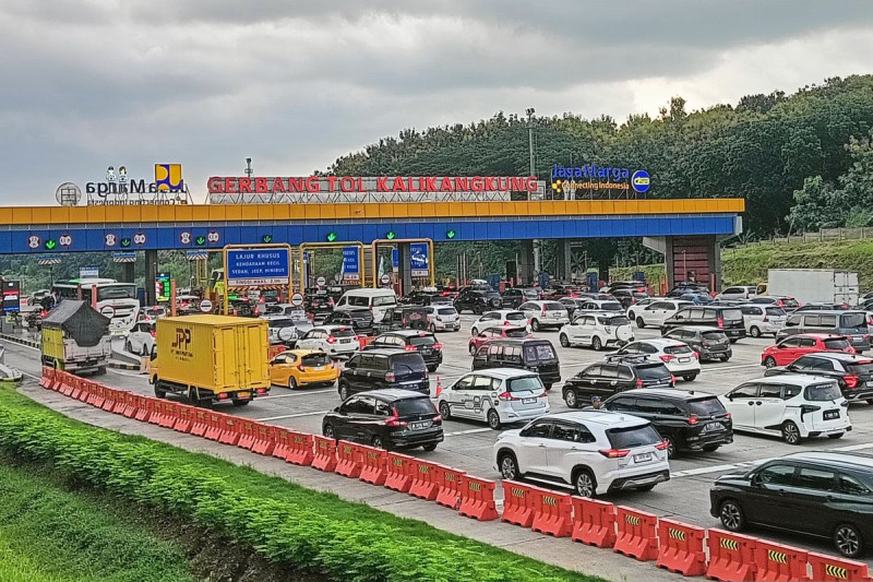 Antrean kendaraan di Gerbang Tol Kalikangkung, Semarang