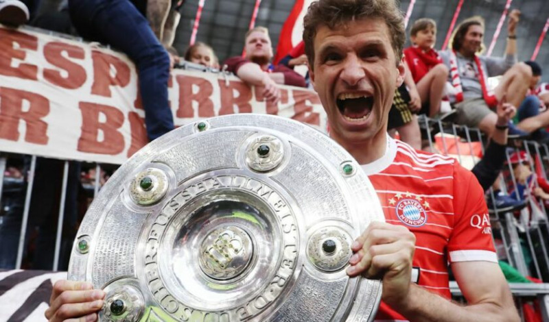 Thomas Muller pemain Bayern Munchen memegang trofi Bundesliga. Foto: Dok/ FC Bayern