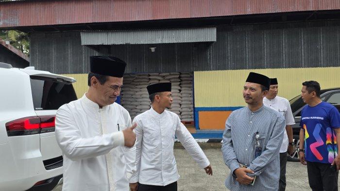 Menteri Pertanian Andi Amran Sulaiman sidak ke gudang Bulog di Kabupaten Bone, Sulawesi Selatan di libur Lebaran 2025.