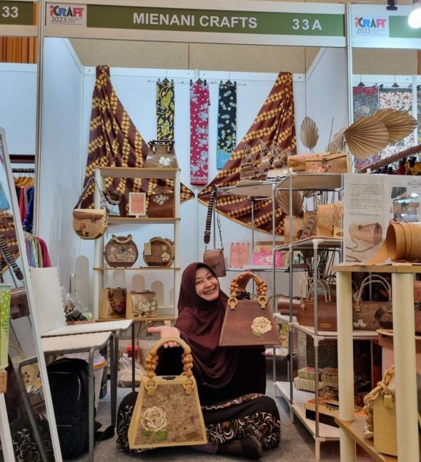 Mba Endang saat 'Mienani Crafts' mengikuti pameran di Jakarta (Dok.Istimewa)