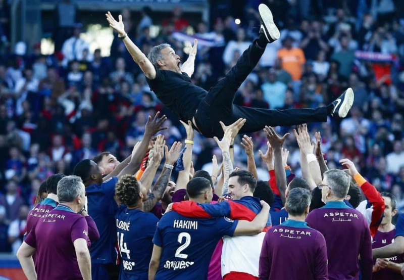 Para pemain PSG mengangkat pelatih Luis Enrique seusai pertandingan PSG vs Angers di pekan 28 Liga Prancis