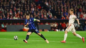 Lautaro Martinez cetak gol cantik ke gawang Bayern Munchen. (REUTERS/Kai Pfaffenbach)