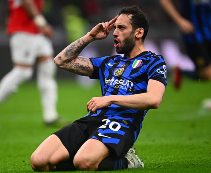 Hakan Calhanoglu rayakan gol ke gawang AC Milan di leg I semifinal Coppa Italia 2024-2025 sama kuat 1-1. (Foto: X/@Inter_en)