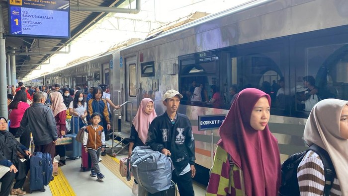 Sejumlah penumpang arus balik lebaran 2025 di Stasiun Pasar Senen