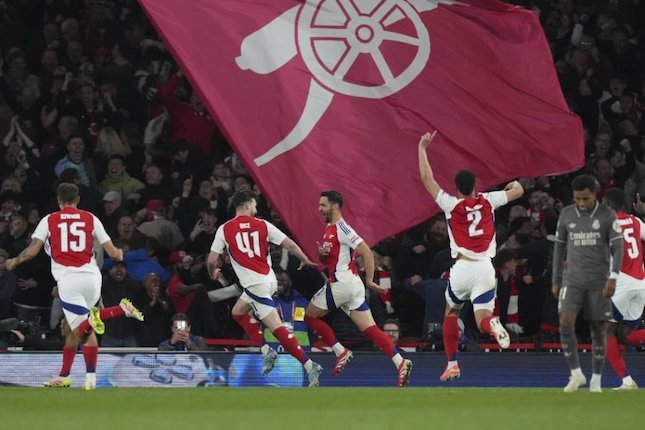 Mikel Merino merayakan gol ketiga Arsenal bersama rekan-rekannya dalam laga Liga Champions melawan Real Madrid, Rabu (9/4/2025) dini hari WIB. (c) AP Photo/Frank Augstein