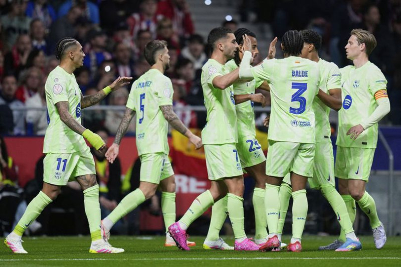 Skuad Barcelona merayakan gol Ferran Torres ke gawang Atletico Madrid di Metropolitano, Kamis (03/04/2025). (c) AP Photo/Manu Fernandez