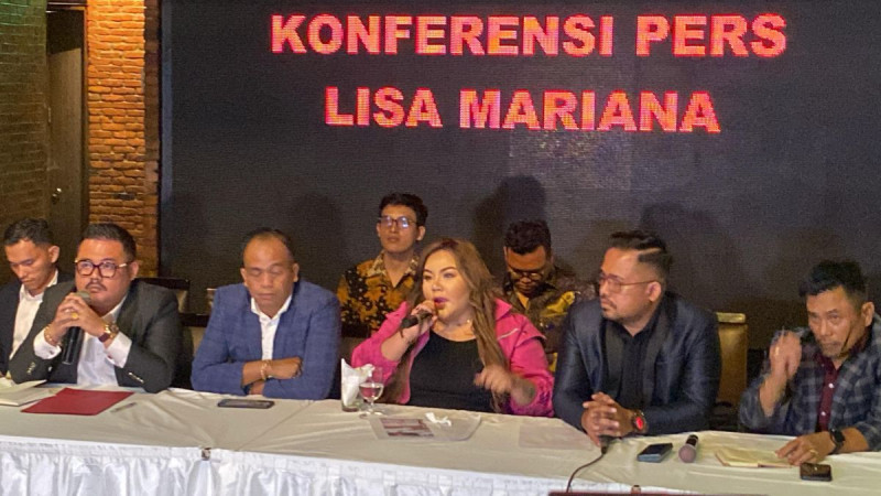 Lisa Mariana konferensi pers yang dilakukan di kawasan Kelapa Gading, Jakarta Utara, Jumat (11/4/2025)