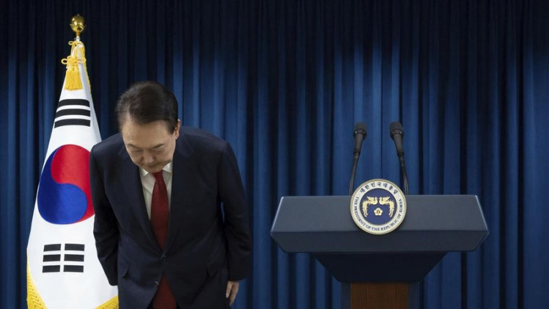 Foto: Presiden Korea Selatan Yoon Suk Yeol membungkuk di akhir pengumumannya di kantor kepresidenan di Seoul, Korea Selatan