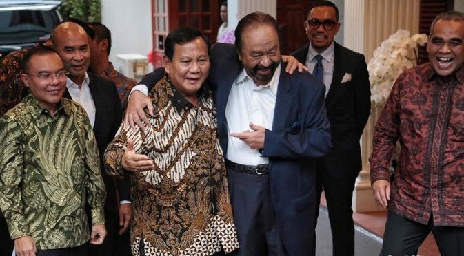 Foto: Saling Rangkul, Prabowo-Surya Paloh Sepakat Kerja Sama untuk Rakyat
