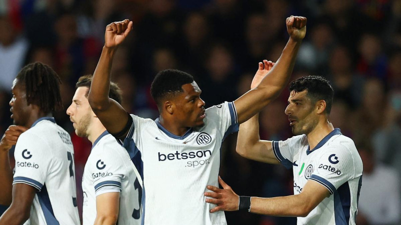 Denzel Dumfiries usia mencetak gol ke gawang Barcelona