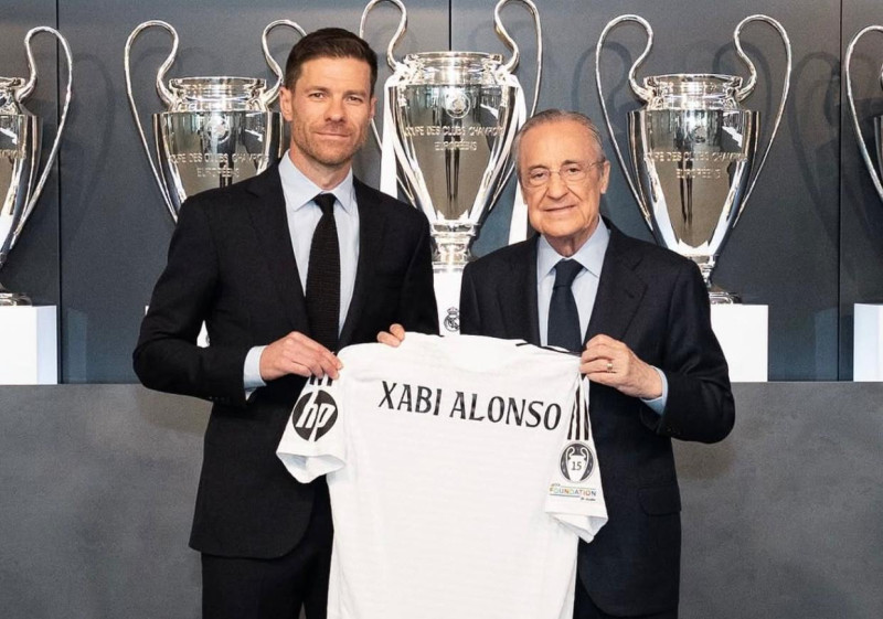 Xabi Alonso bersama Presiden Real Madrid Florentino Perez